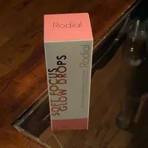 Radial soft focus glow drops - illuminating glow primer